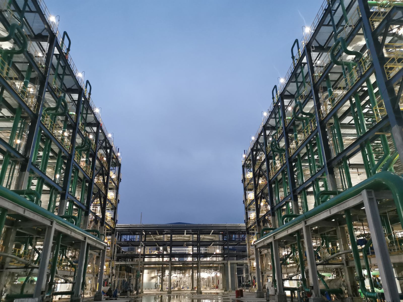 Petrochemical project with chemical-resistant grating