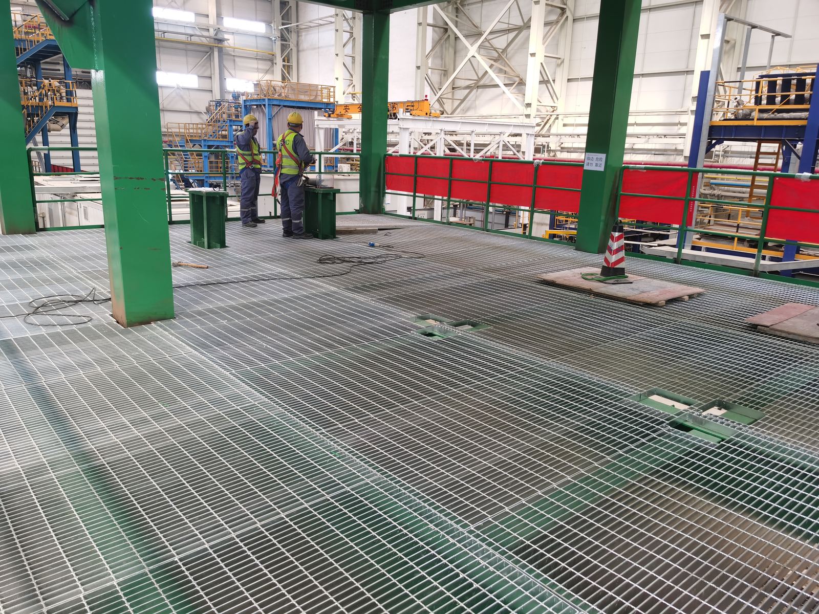 Nuclear power plant with heavy-duty grating