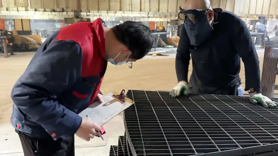 Checking steel grating panels